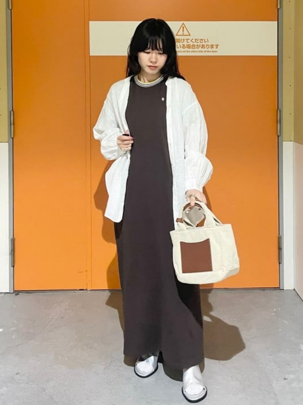 ホワイト系のシャツ/ブラウス、ブラウン系のワンピース、ブラウン系のトートバッグを着用したレディースの春コーディネートの2枚目の写真