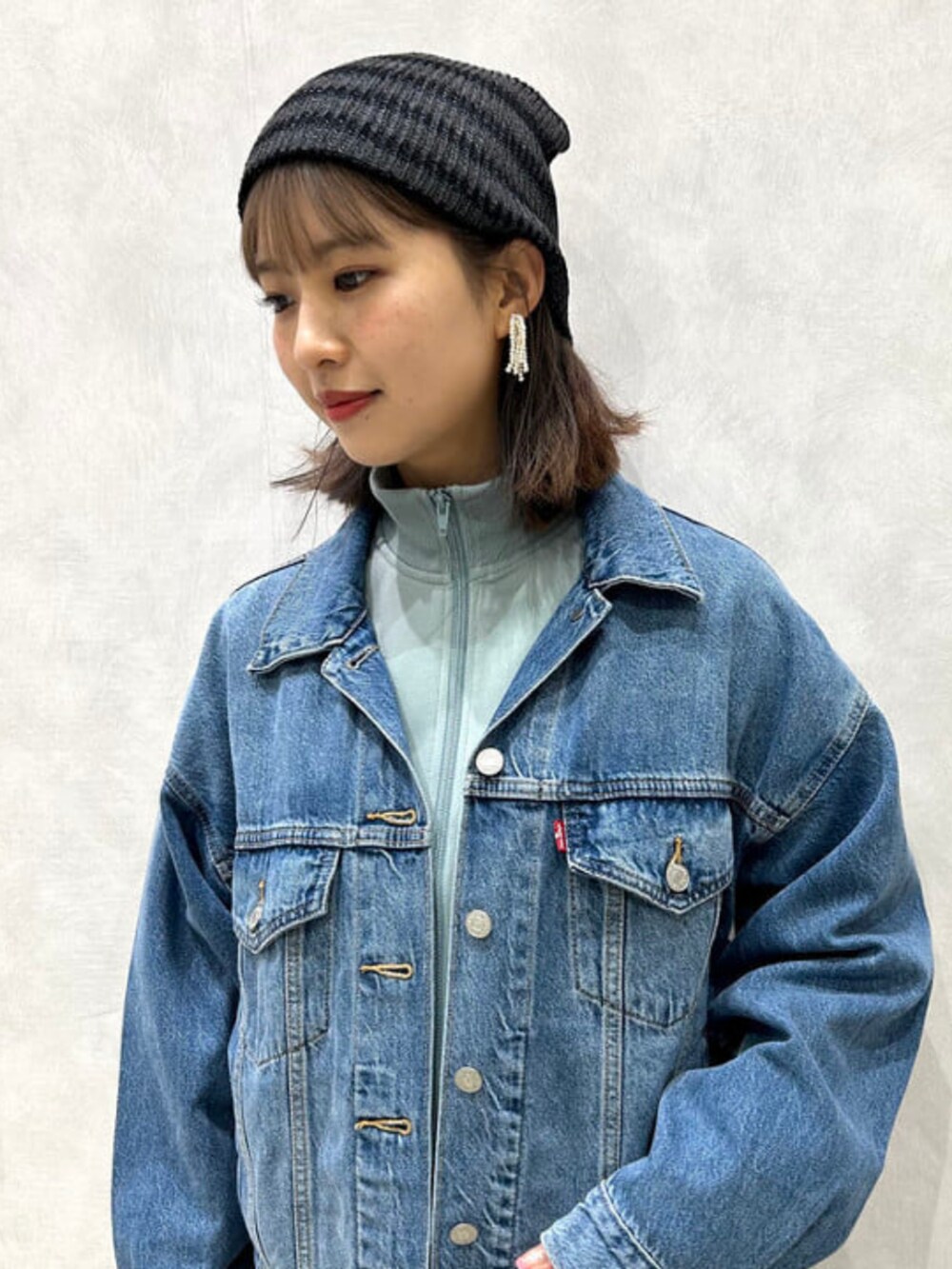 ブラック系のトートバッグ、その他のTシャツ/カットソー、ブルー系のジャージを着用したレディースの春コーディネートの3枚目の写真