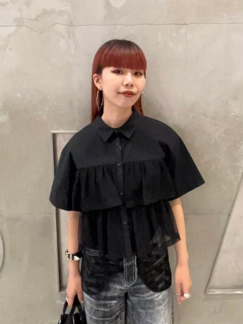 ブラック系のボストンバッグ、ブラック系のシャツ/ブラウスを着用したレディースの春コーディネートの2枚目の写真