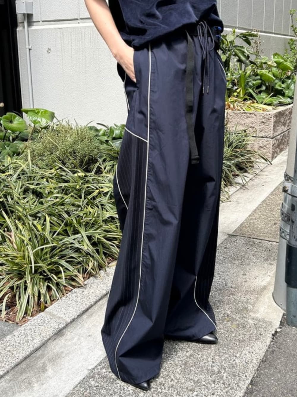 ブルー系のその他パンツ、ブルー系のポロシャツ、ブラック系のボディバッグ/ウエストポーチを着用したレディースの春コーディネートの4枚目の写真