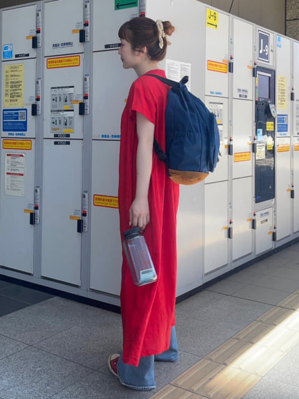 レッド系のワンピースを着用したレディースの夏コーディネートの3枚目の写真