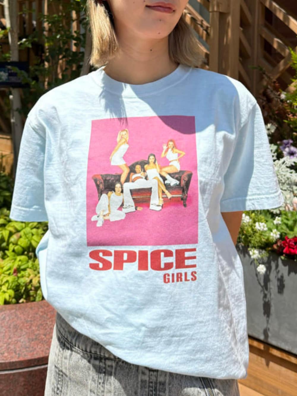 ブルー系のTシャツ/カットソー、グレー系のデニムスカートを着用したレディースの春コーディネートの2枚目の写真