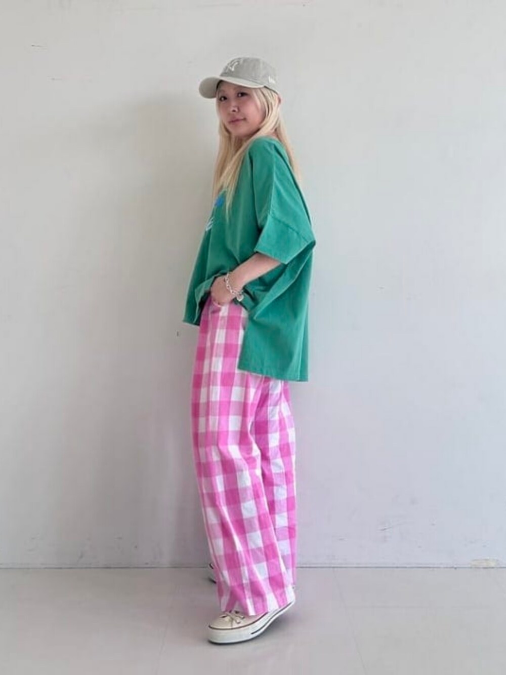 ホワイト系のTシャツ/カットソーを着用したレディースの春コーディネートの2枚目の写真