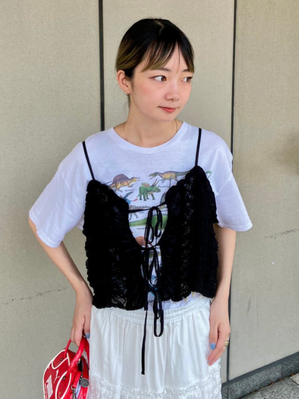 「Ray BEAMS、レーススカート、レイヤードスタイル、スポーツミックス、白Tシャツ、お出かけコーデ、ロングスカート、休日スタイル、夏スタイル、オトナカワイイ、PUMA」｜「Ray BEAMSのレース フリル ビスチェ（シャツ/ブラウス、ブラック系）」を使った、Ray BEAMSさん（レディース・160cm）の夏コーディネートの2枚目の写真