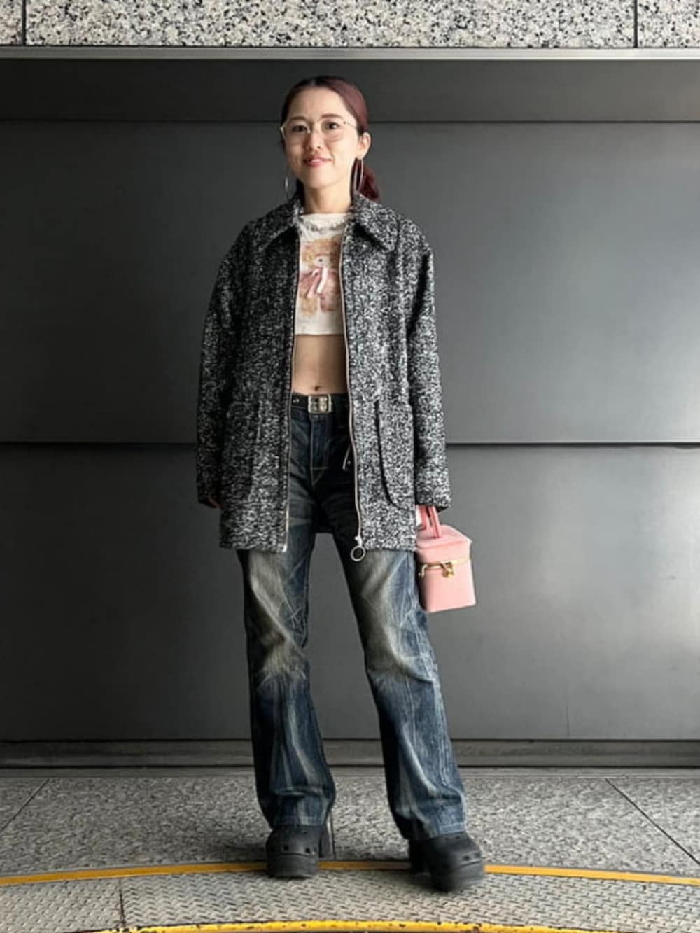 ブラック系のその他アウター、ピンク系のショルダーバッグを着用したレディースの秋コーディネートの2枚目の写真