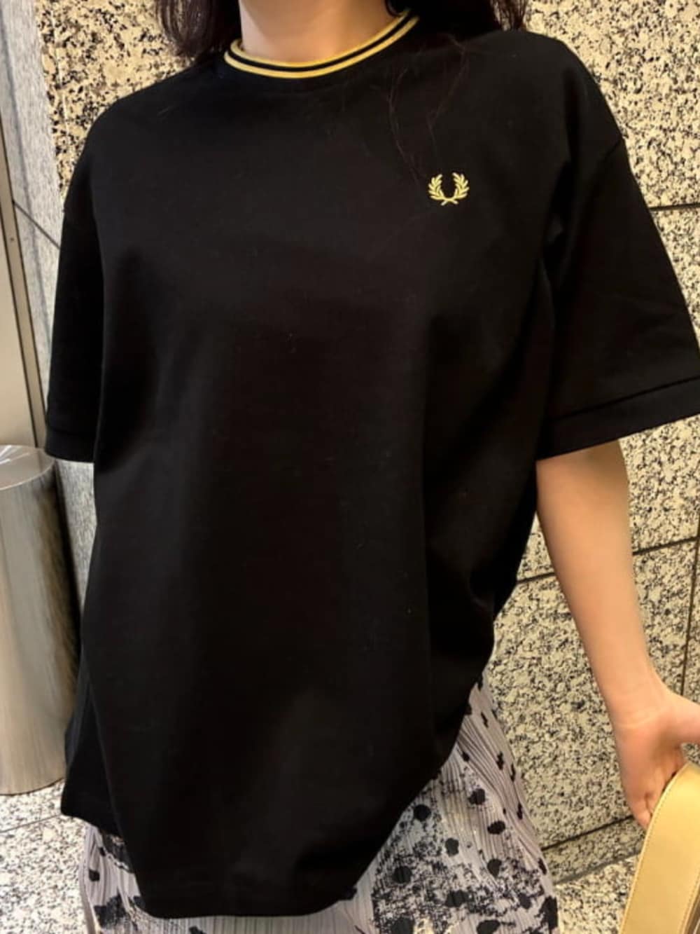 ブラック系のTシャツ/カットソー、ベージュ系のトートバッグ、ブルー系のスウェットパンツを着用したレディースの春コーディネートの2枚目の写真