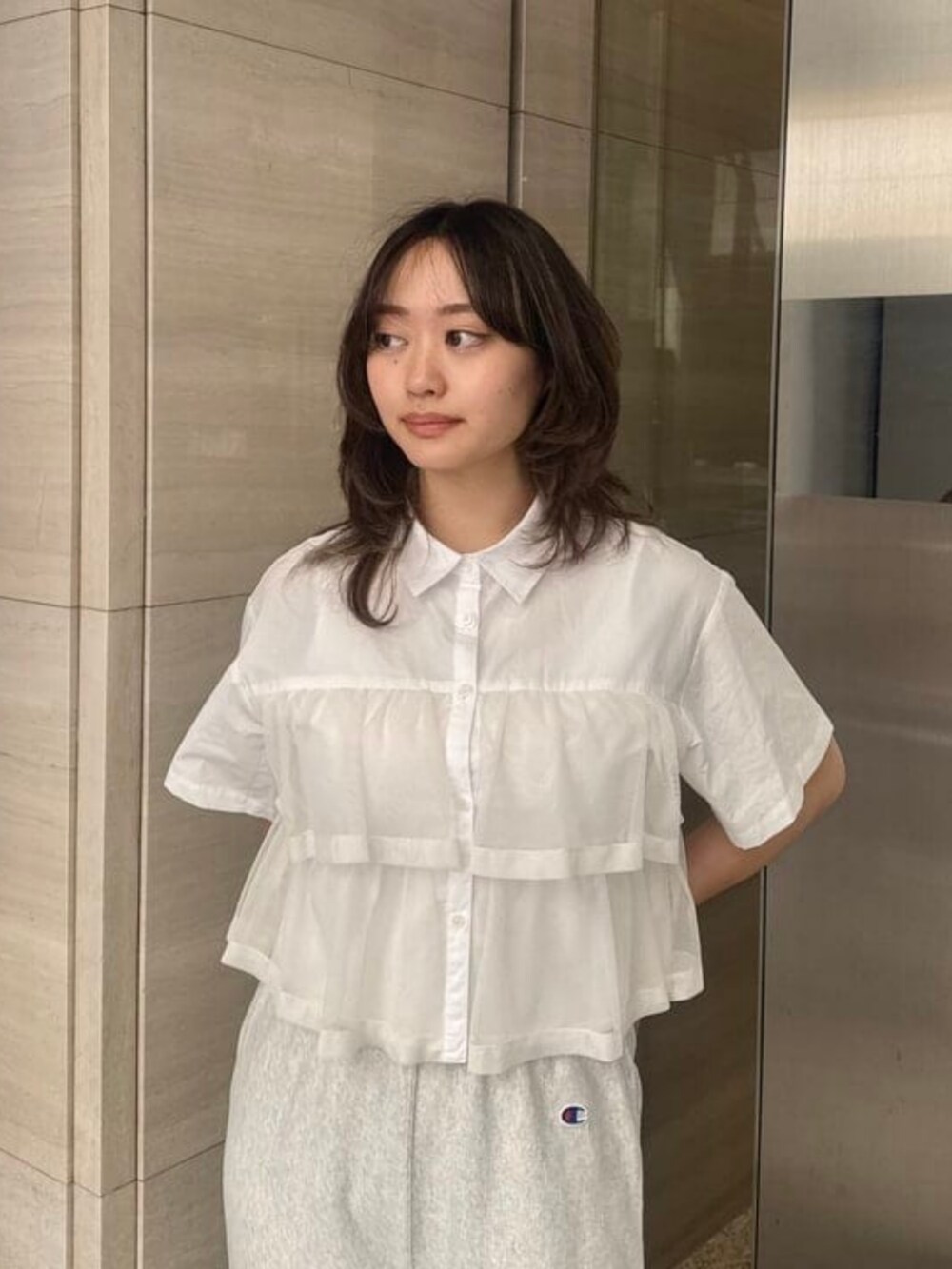 ベージュ系のスウェットパンツ、ホワイト系のシャツ/ブラウス、グレー系のテーラードジャケットを着用したレディースの春コーディネートの3枚目の写真