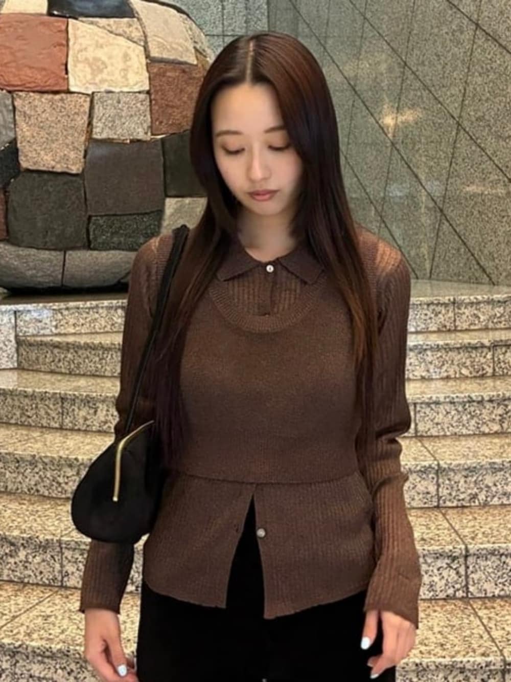 ブラック系のその他パンツ、ブラック系のトートバッグ、ブラウン系のニット/セーターを着用したレディースの秋コーディネートの3枚目の写真