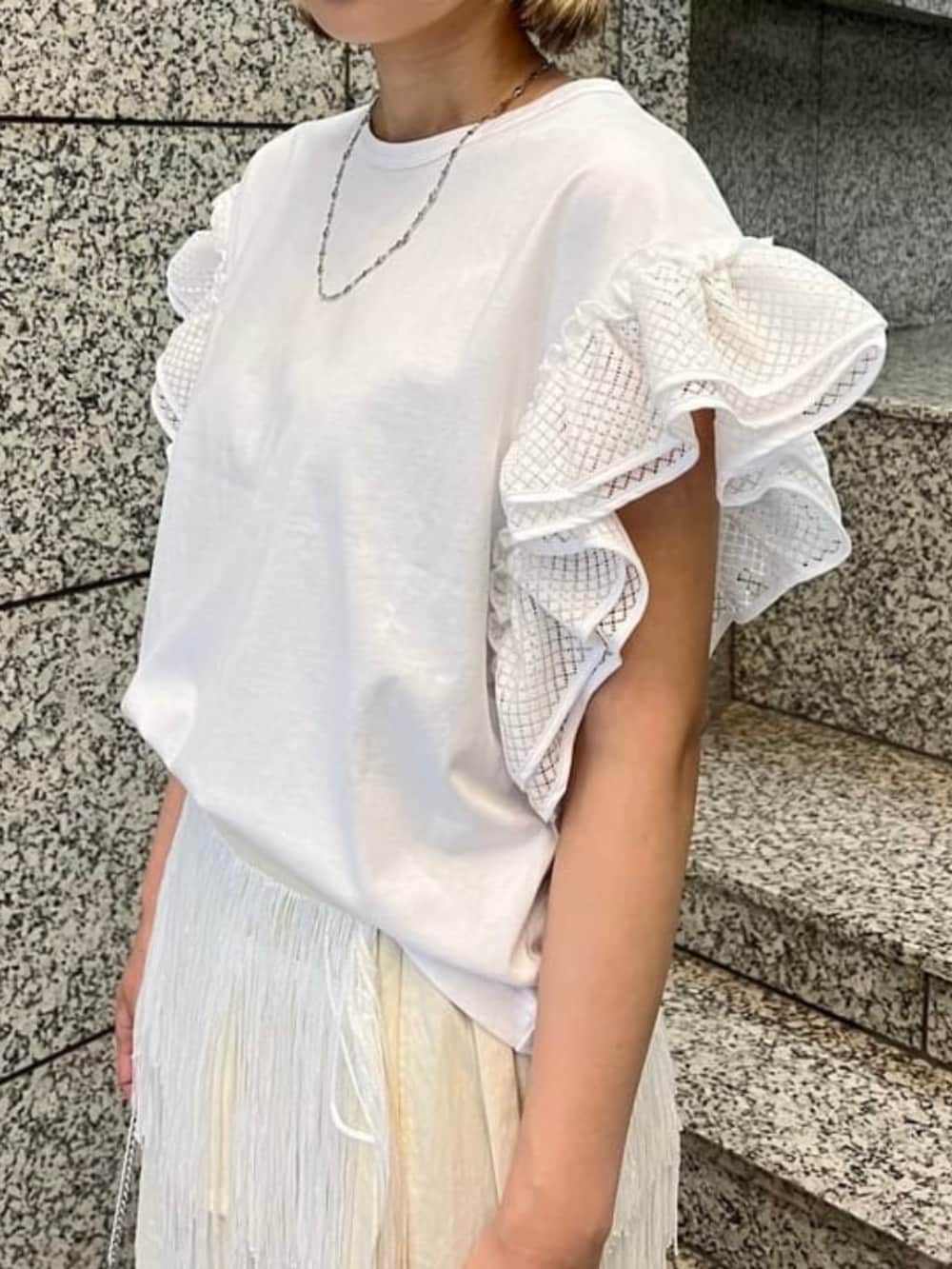 ホワイト系のTシャツ/カットソー、ホワイト系のスカート、シルバー系のネックレスを着用したレディースの春コーディネートの2枚目の写真