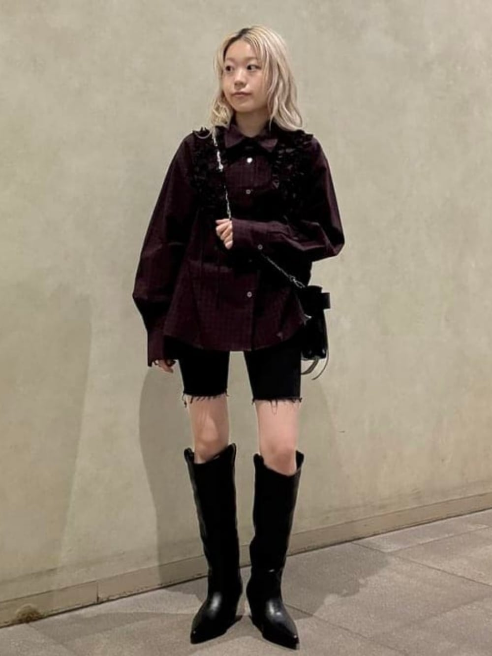 ブラック系のショルダーバッグ、レッド系のシャツ/ブラウス、ブラック系のブーツを着用したレディースの夏コーディネートの2枚目の写真