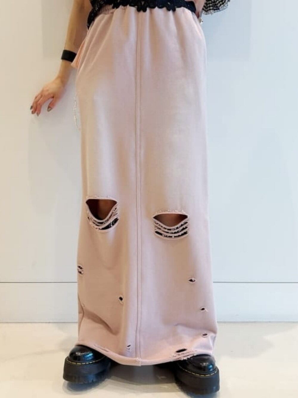 ピンク系のTシャツ/カットソー、ブラック系のキャミソール、ピンク系のスカートを着用したレディースの春コーディネートの5枚目の写真