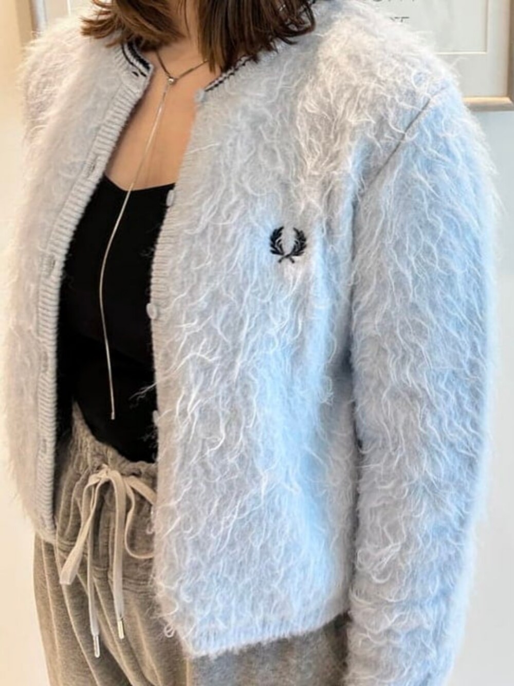 ブルー系のカーディガン/ボレロ、グレー系のスウェットパンツ、グレー系のニットキャップ/ビーニーを着用したレディースの秋コーディネートの3枚目の写真