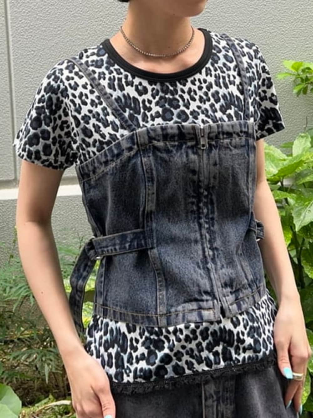 ブルー系のデニムパンツ、ブルー系のキャミソール、ブルー系のTシャツ/カットソーを着用したレディースの春コーディネートの2枚目の写真