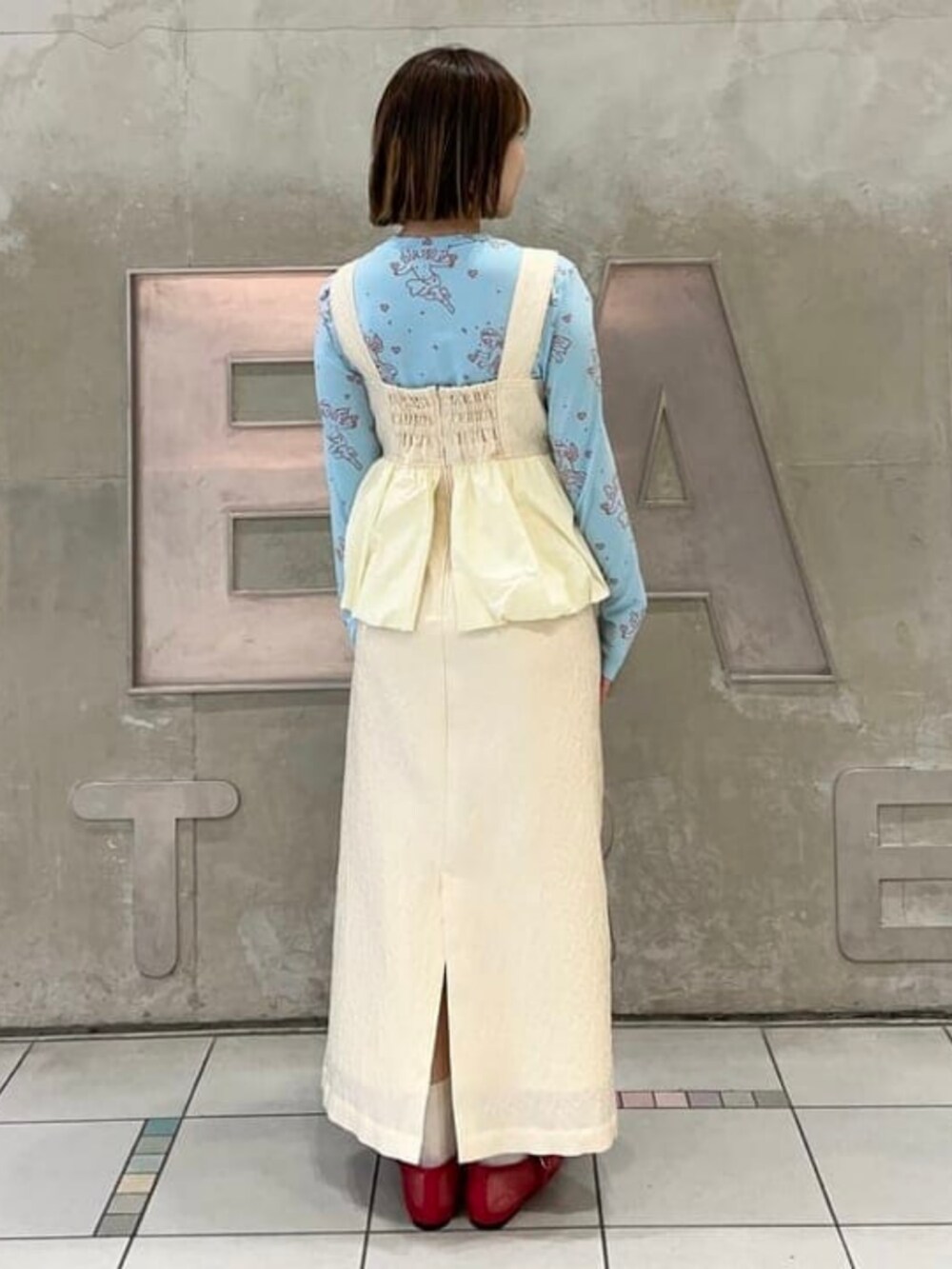 ブラック系のその他シューズ、ホワイト系のワンピースを着用したレディースの夏コーディネートの2枚目の写真