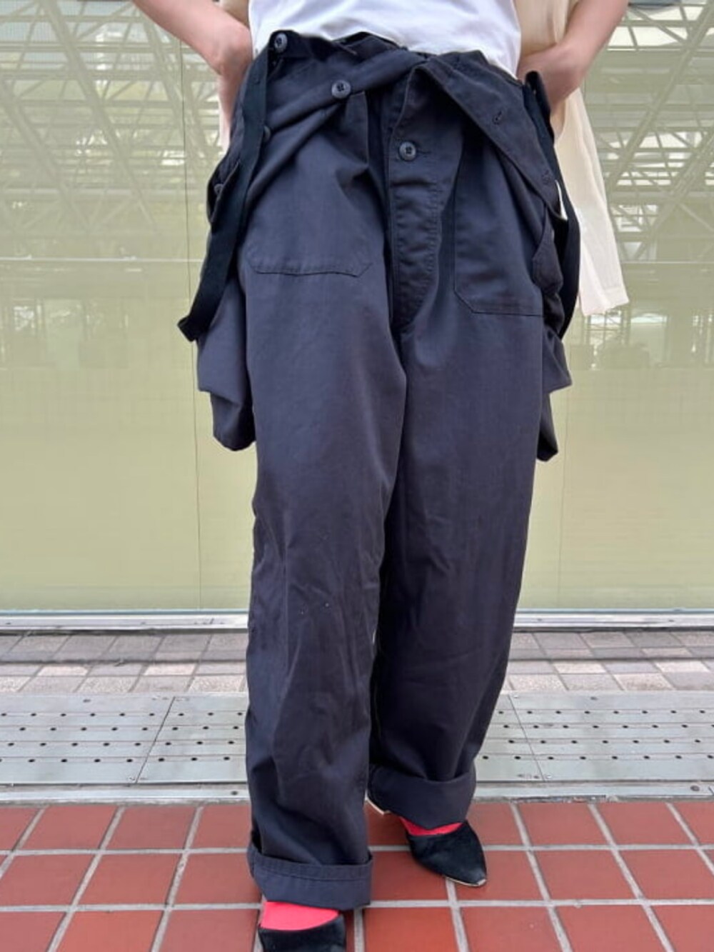 ホワイト系のTシャツ/カットソー、ベージュ系のテーラードジャケット、グレー系のサロペット/オーバーオールを着用したレディースの春コーディネートの3枚目の写真