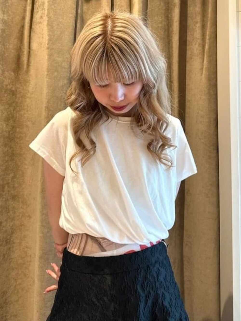 ホワイト系のTシャツ/カットソー、ブラック系のスカートを着用したレディースの夏コーディネートの2枚目の写真