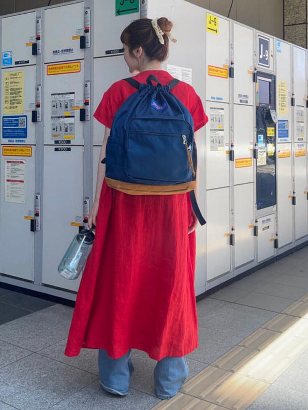 レッド系のワンピースを着用したレディースの夏コーディネートの2枚目の写真