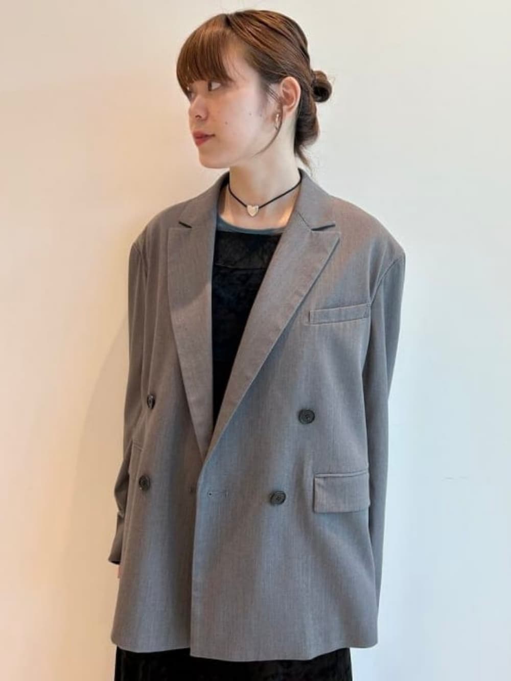 ブルー系のTシャツ/カットソー、グレー系のテーラードジャケット、ブラック系のワンピースを着用したレディースの秋コーディネートの2枚目の写真