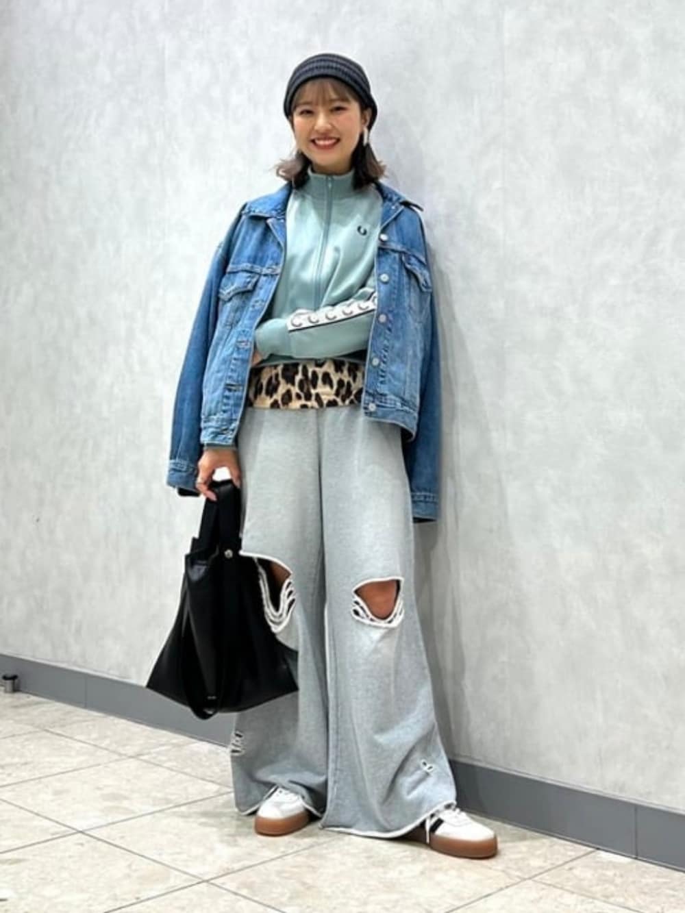 ブラック系のトートバッグ、その他のTシャツ/カットソー、ブルー系のジャージを着用したレディースの春コーディネートの2枚目の写真