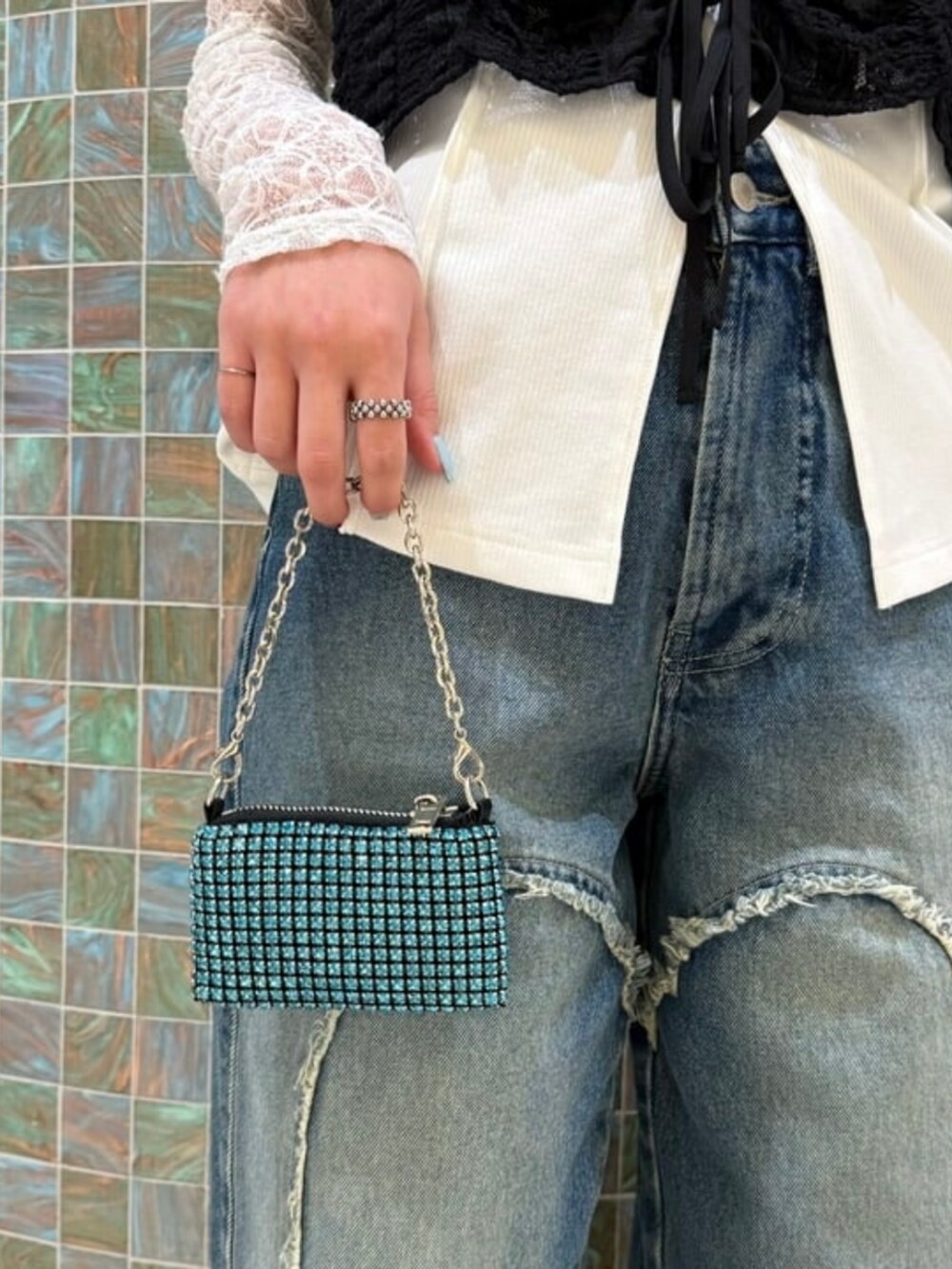 ホワイト系のTシャツ/カットソー、ブラック系のシャツ/ブラウス、ホワイト系のTシャツ/カットソーを着用したレディースの夏コーディネートの2枚目の写真