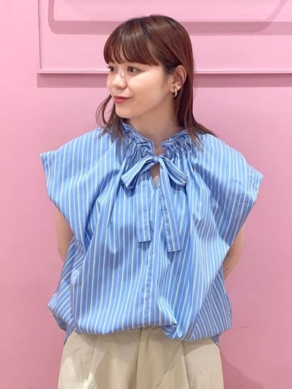 ブラック系のその他シューズ、ブルー系のシャツ/ブラウス、ベージュ系のその他パンツを着用したレディースの夏コーディネートの3枚目の写真