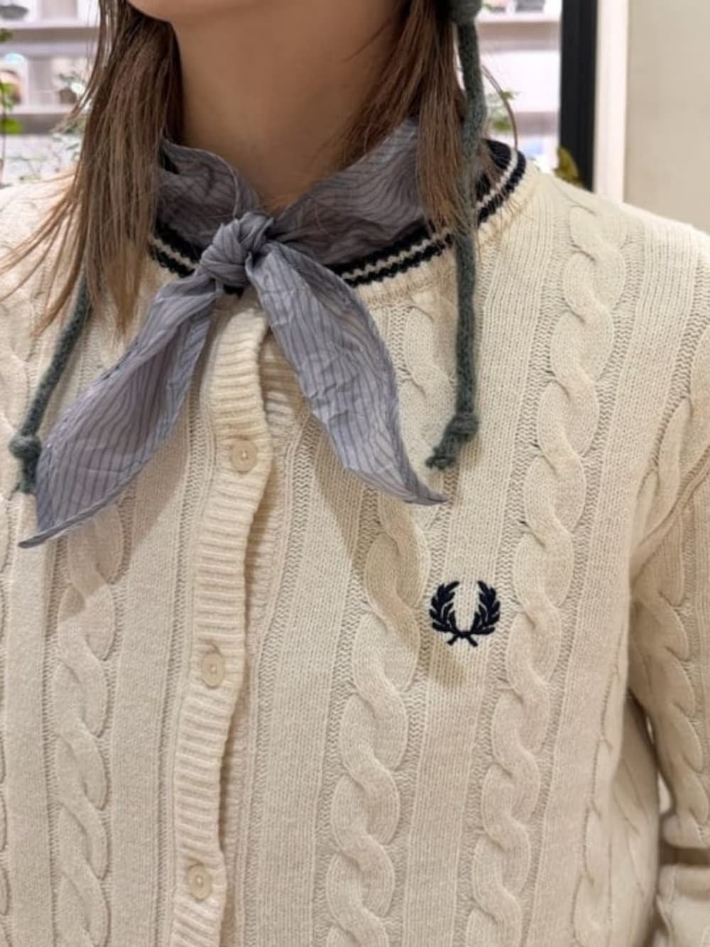 ホワイト系のカーディガン/ボレロ、シルバー系のシャツ/ブラウス、グレー系のスラックスを着用したレディースの秋コーディネートの2枚目の写真