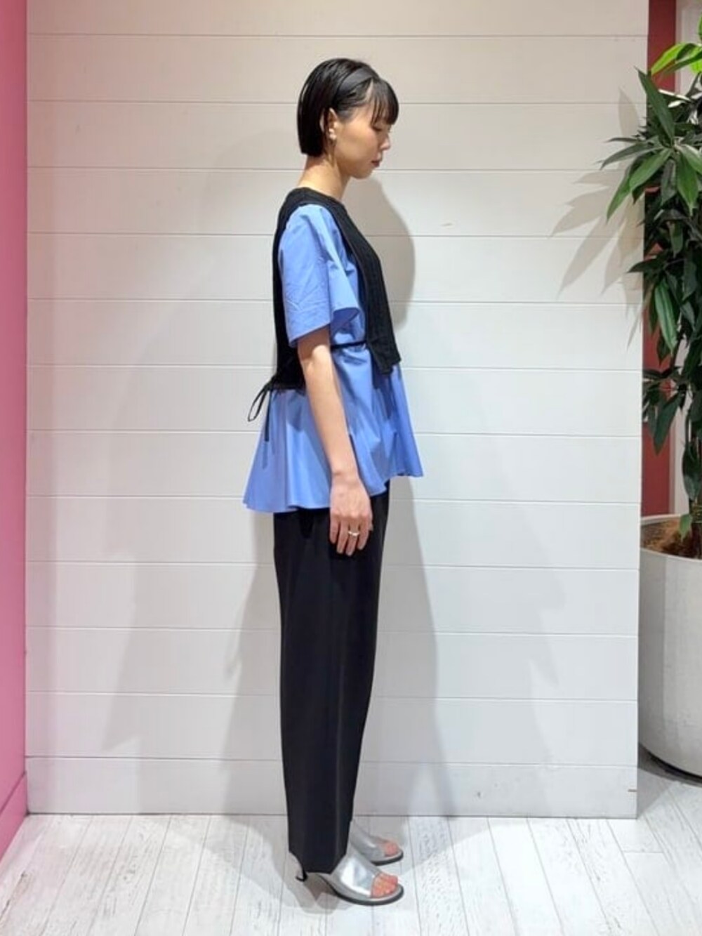 ブラック系のスラックス、ブラック系のTシャツ/カットソーを着用したレディースの夏コーディネートの2枚目の写真