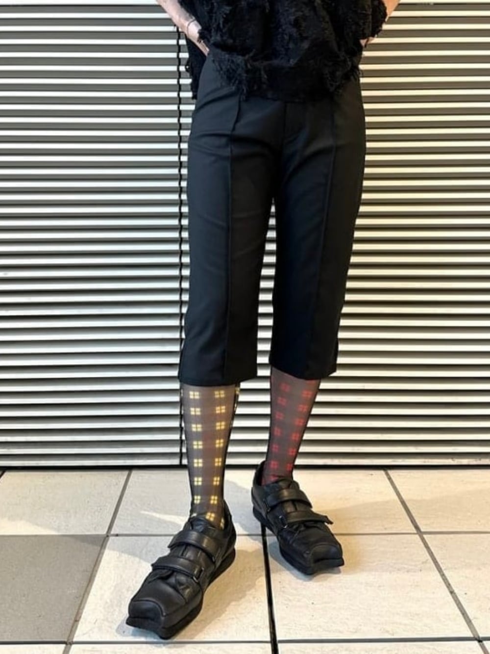 ベージュ系のTシャツ/カットソー、ブラック系のキャミソール、ブラック系のその他パンツを着用したレディースの夏コーディネートの4枚目の写真