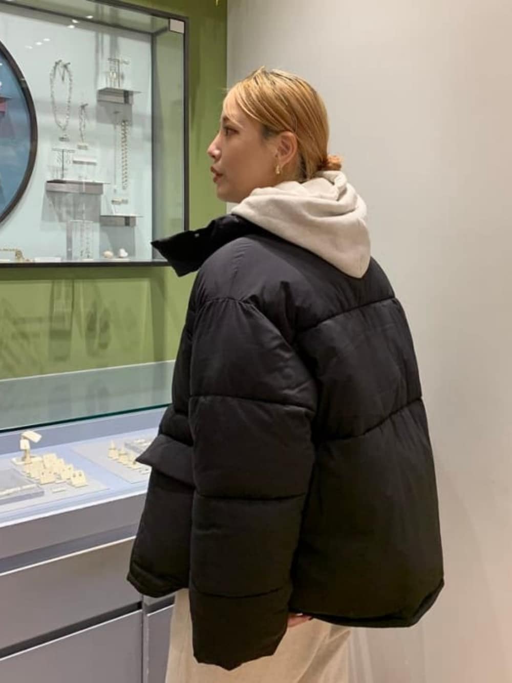 ブラック系のブルゾン、ピンク系のスニーカーを着用したレディースの秋コーディネートの2枚目の写真