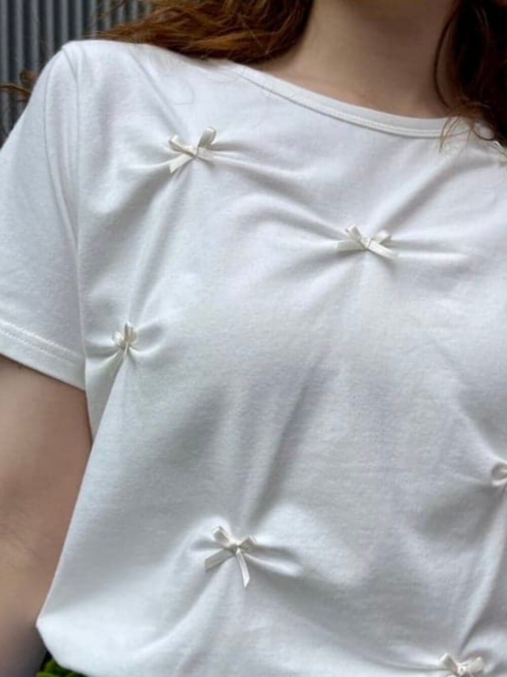 ホワイト系のTシャツ/カットソー、ブルー系のスカート、ベージュ系のニットキャップ/ビーニーを着用したレディースの夏コーディネートの2枚目の写真