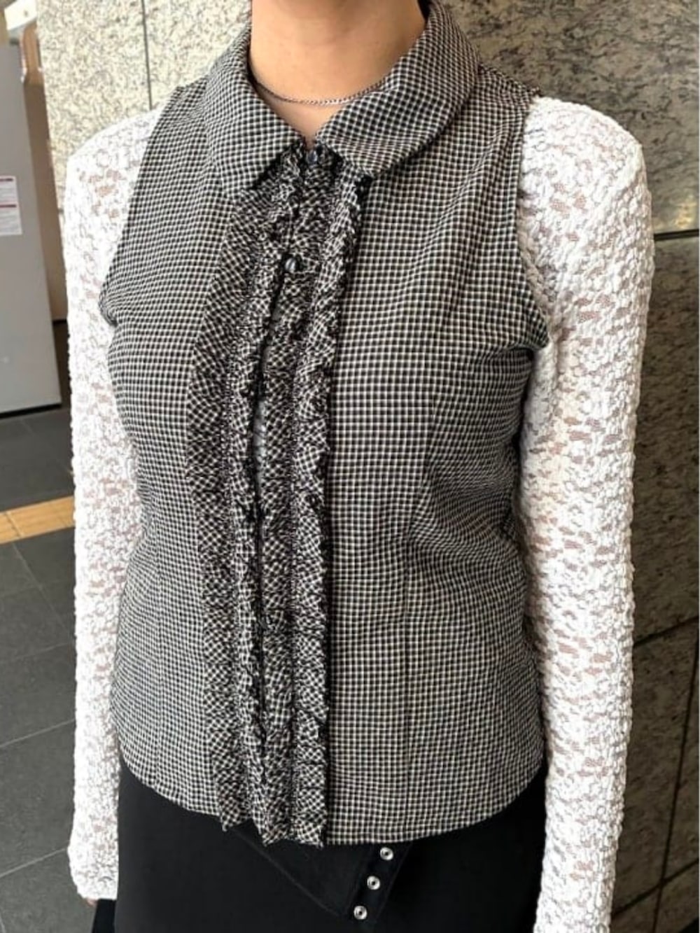 ブラック系のシャツ/ブラウス、ホワイト系のTシャツ/カットソー、ブラック系のスカートを着用したレディースの春コーディネートの2枚目の写真