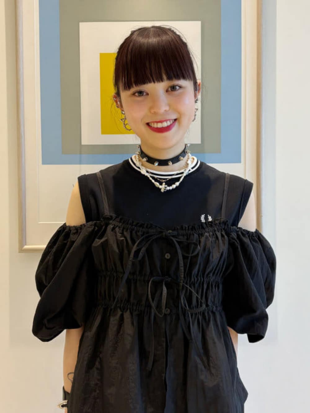 ブラック系のハンドバッグ、ブラック系のワンピース、ブラック系のシャツ/ブラウスを着用したレディースの春コーディネートの3枚目の写真