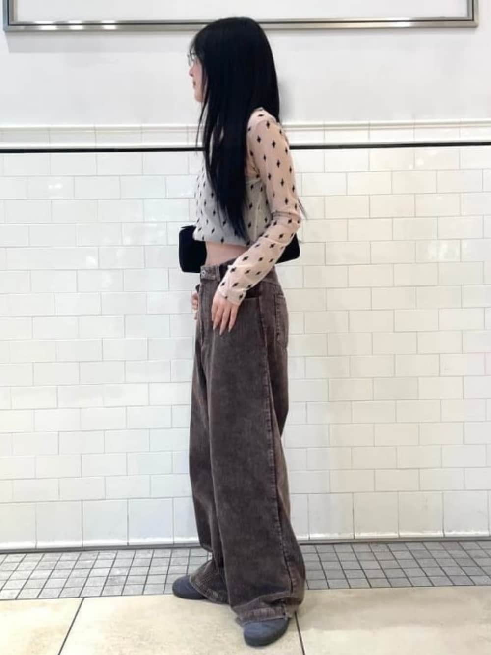 ブラック系のトートバッグ、ベージュ系のTシャツ/カットソー、ブラウン系のその他パンツを着用したレディースの夏コーディネートの2枚目の写真