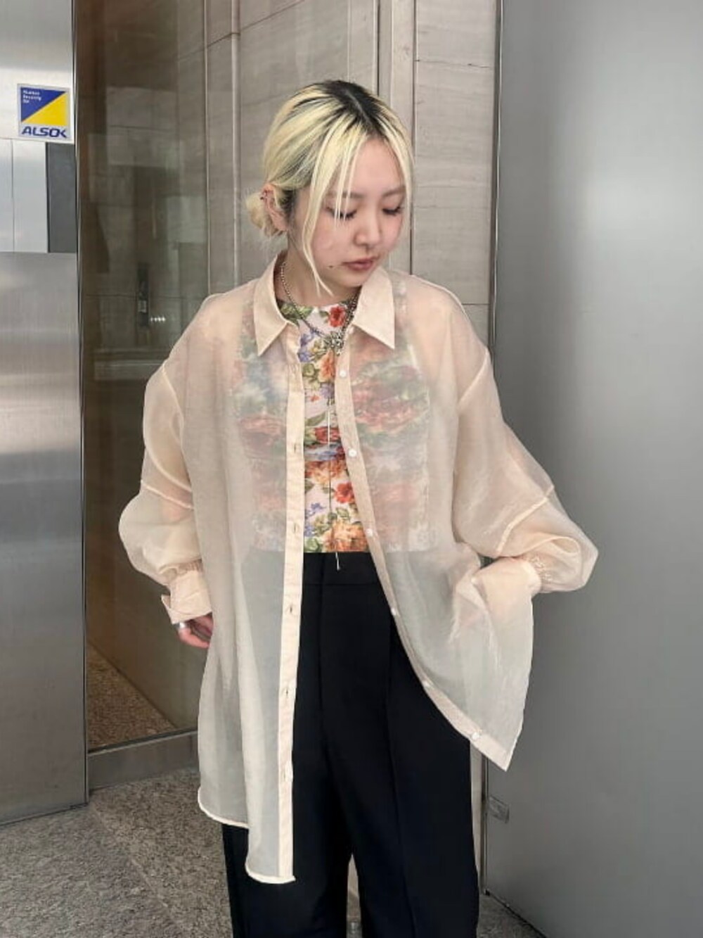 ベージュ系のシャツ/ブラウス、ブラック系のスラックスを着用したレディースの夏コーディネートの3枚目の写真