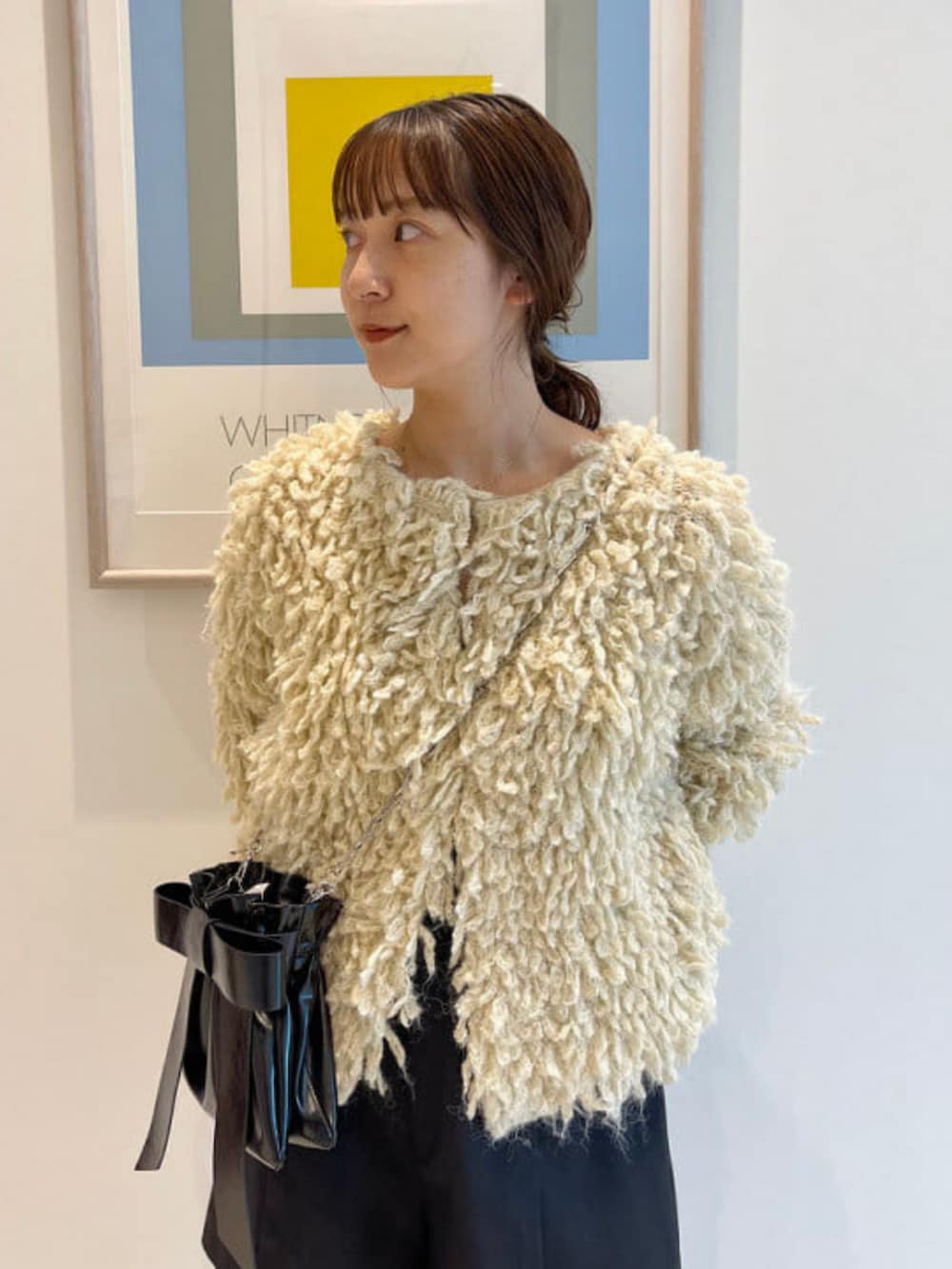 「Ray BEAMS、カーディガン、カーディガンコーデ、ニットジャケット、ループカーディガン、ショートパンツ、リボン、着こなしのちょこっとテク、お出かけコーデ、レイヤードスタイル、休日スタイル、きれいめカジュアル、ショルダーバッグ、大人女子、秋冬コーデ」|「Ray BEAMSの1タック ショート パンツ(その他パンツ、ブラック系)」を使った、Ray BEAMSさん(レディース・160cm)の夏コーディネートの2枚目の写真