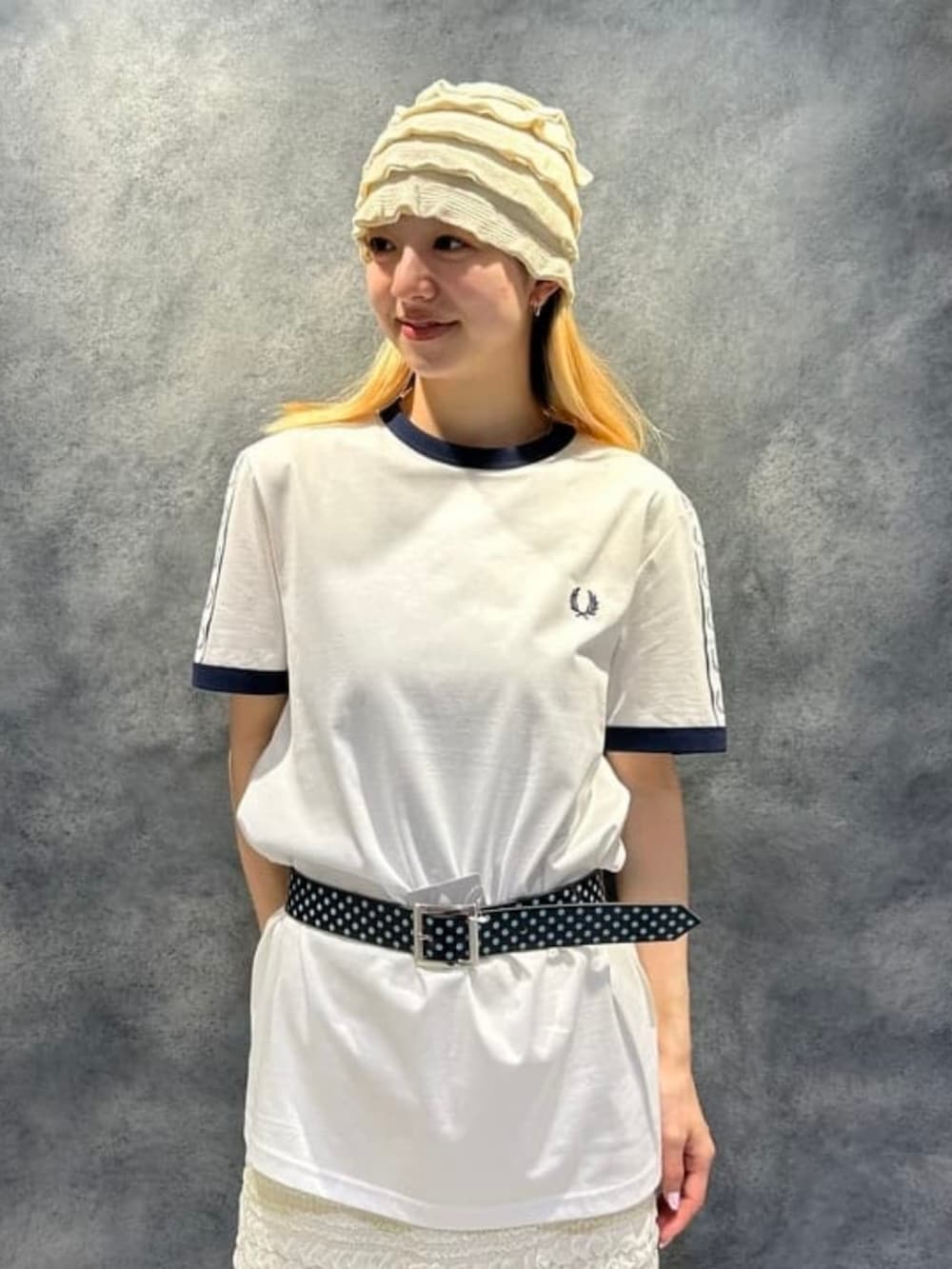 ホワイト系のスカート、ホワイト系のTシャツ/カットソー、ブラウン系のベルトを着用したレディースの夏コーディネートの3枚目の写真