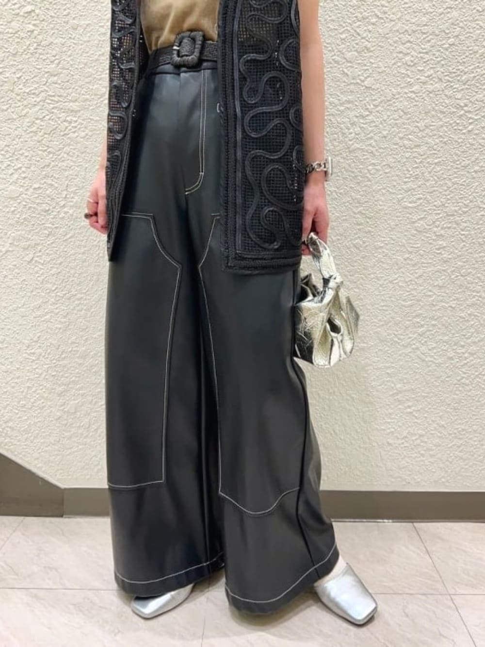 ベージュ系のタンクトップ、ブラック系のベスト、ブラック系のその他パンツを着用したレディースの春コーディネートの3枚目の写真