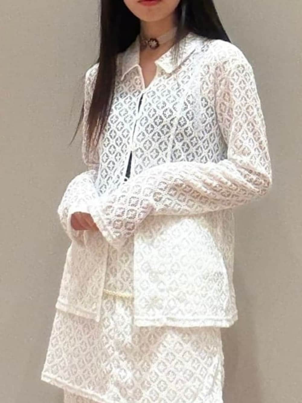 ホワイト系のシャツ/ブラウス、ホワイト系のその他パンツ、グレー系のスニーカーを着用したレディースの秋コーディネートの3枚目の写真