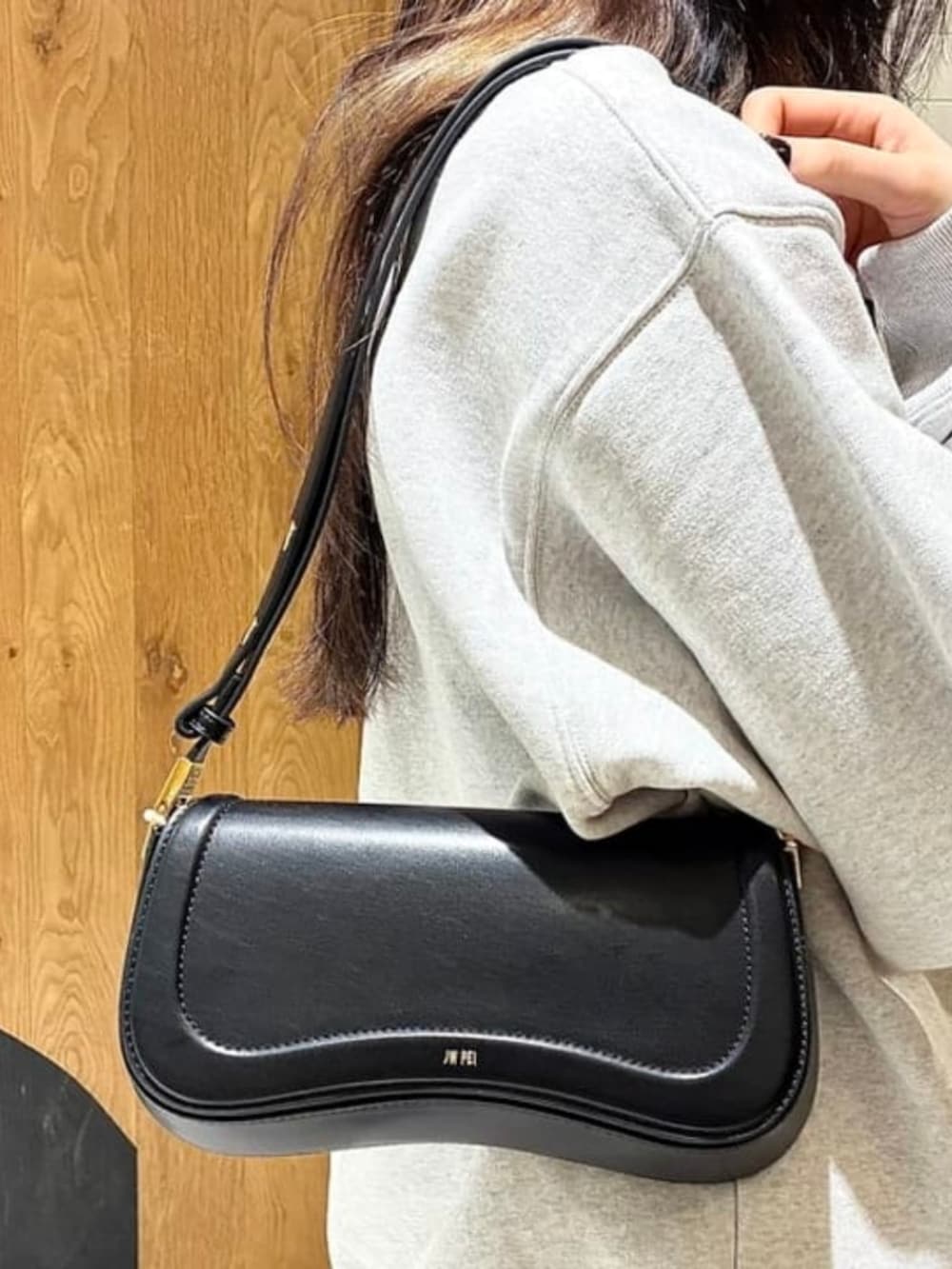 ブラック系のハンドバッグ、ブラック系のその他パンツ、グレー系のテーラードジャケットを着用したレディースの秋コーディネートの2枚目の写真