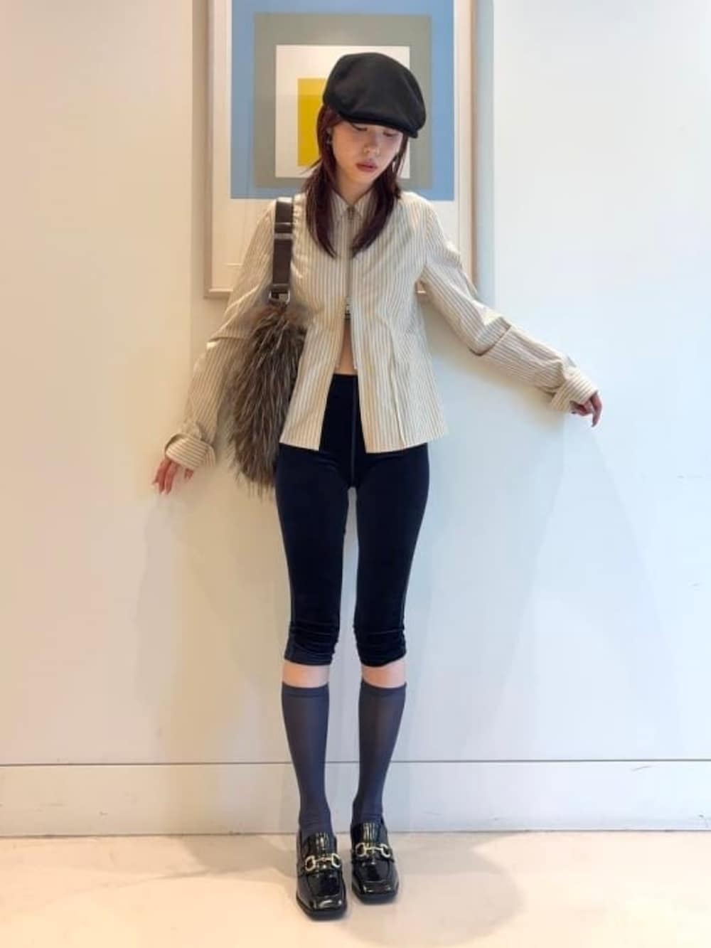 ベージュ系のシャツ/ブラウス、ベージュ系のトートバッグを着用したレディースの夏コーディネートの2枚目の写真