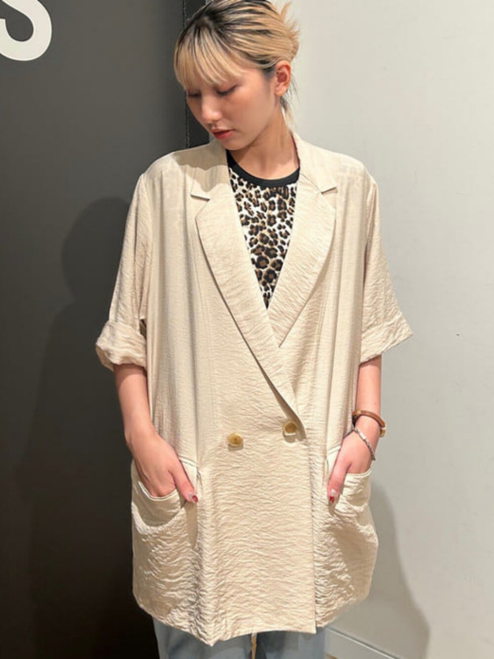 ブルー系のスウェットパンツ、ベージュ系のテーラードジャケット、ベージュ系のTシャツ/カットソーを着用したレディースの春コーディネートの3枚目の写真