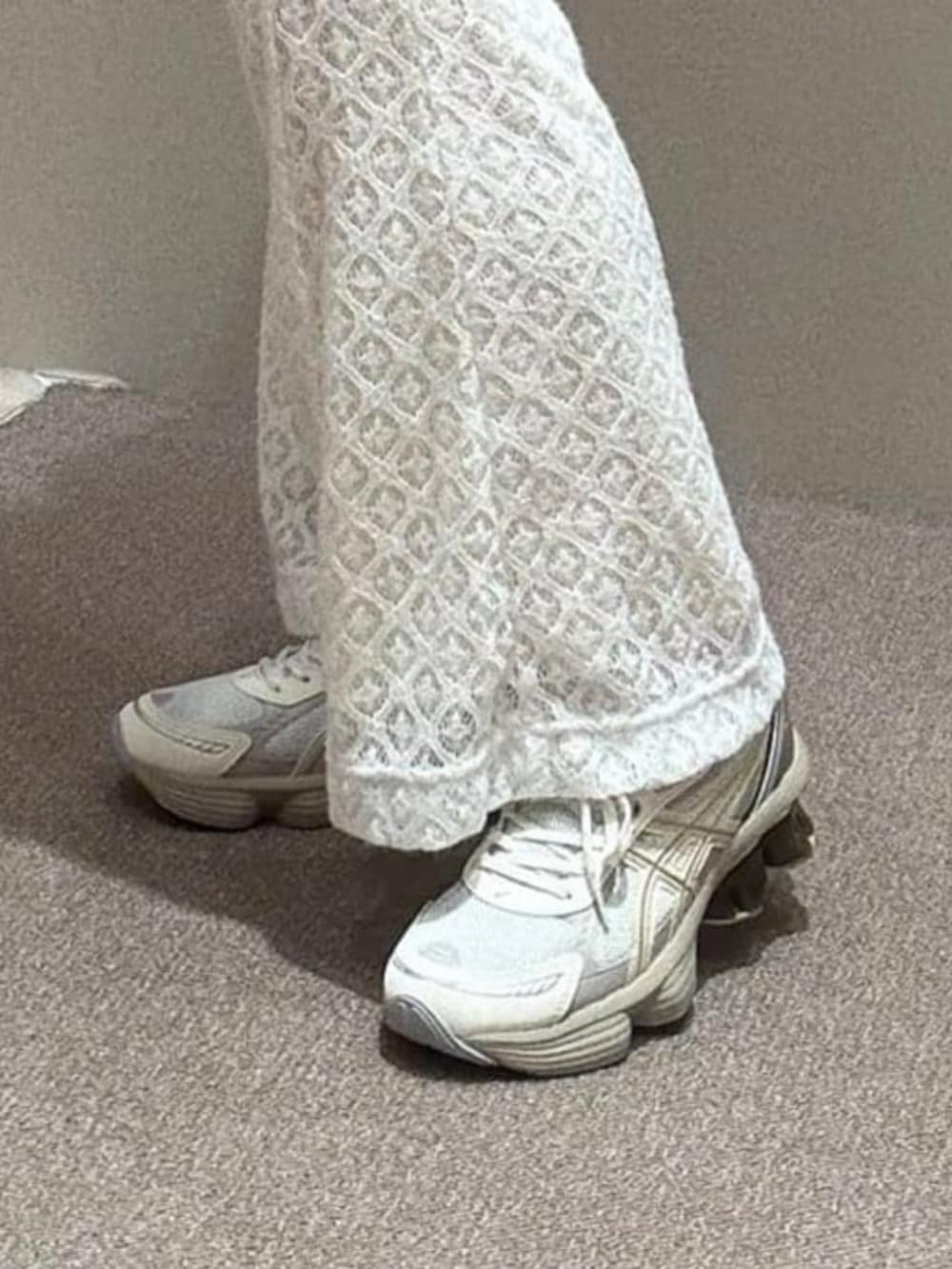 ホワイト系のシャツ/ブラウス、ホワイト系のその他パンツ、グレー系のスニーカーを着用したレディースの秋コーディネートの4枚目の写真