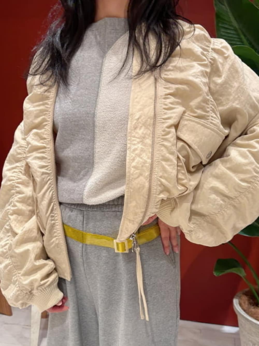 グレー系のスウェットパンツ、ベージュ系のMA-1を着用したレディースの秋コーディネートの3枚目の写真