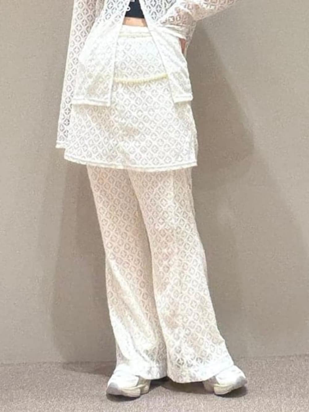 ホワイト系のシャツ/ブラウス、ホワイト系のその他パンツ、グレー系のスニーカーを着用したレディースの秋コーディネートの2枚目の写真