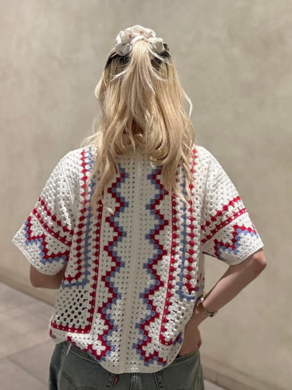 「Ray BEAMS、Levis、ウエスタンブーツ、ヒッピースタイル、ハーフパンツ、カジュアルコーデ、低身長コーデ」｜「Ray BEAMSの【別注】CONTROL FREAK / ダウニー ショルダー バッグ（トートバッグ、レッド系）」を使った、Ray BEAMSさん（レディース・152cm）の春コーディネートの4枚目の写真
