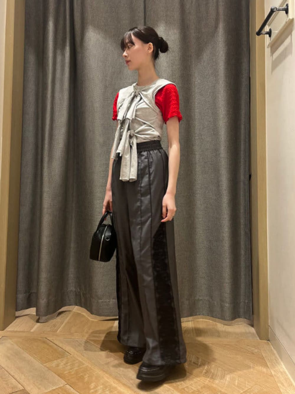 グレー系のその他パンツ、グレー系のTシャツ/カットソー、レッド系のTシャツ/カットソーを着用したレディースの夏コーディネートの2枚目の写真