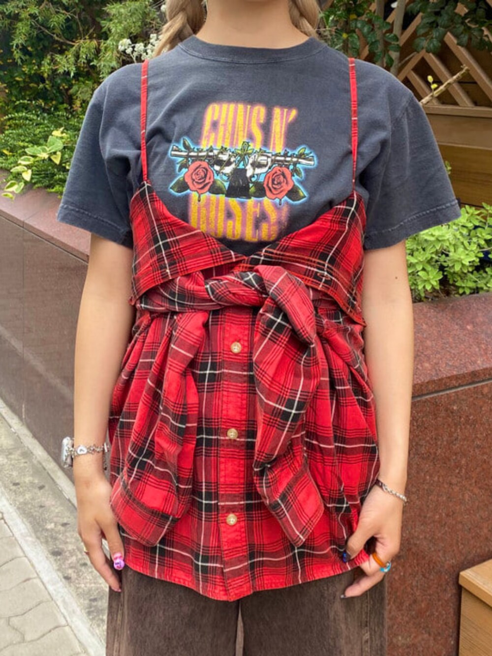 ブラウン系のデニムパンツ、ブラック系のTシャツ/カットソー、レッド系のシャツ/ブラウスを着用したレディースの夏コーディネートの2枚目の写真