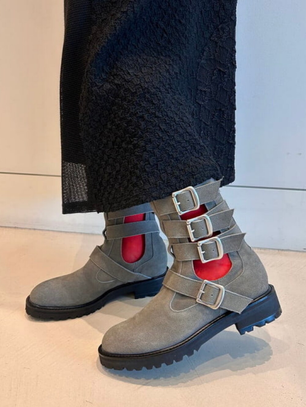 ブラック系のショルダーバッグ、ピンク系のTシャツ/カットソー、ブラック系のスカートを着用したレディースの春コーディネートの5枚目の写真