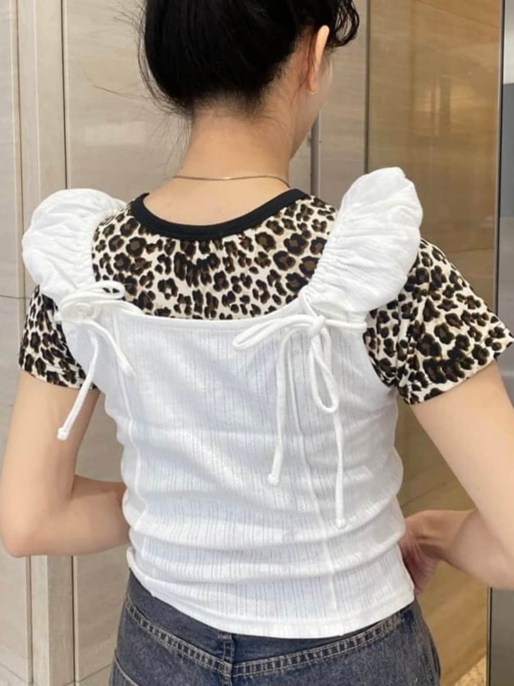 ホワイト系のTシャツ/カットソー、ブルー系のデニムパンツ、レッド系のトートバッグを着用したレディースの春コーディネートの3枚目の写真