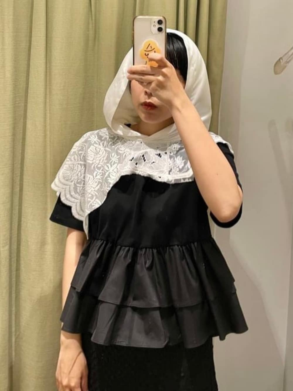 「Ray BEAMS、ティアード、シャーリング、シャーリングスカート、レイヤードスタイル、黒Tシャツ、モノトーン、夏コーデ、夏ファッション、初夏コーデ、オトナカワイイ、Tシャツコーデ、キレイめコーデ、着回しコーデ、スカートスタイル」｜「Ray BEAMSのジャカード メッシュ キリカエ スカート（スカート、ブラック系）」を使った、Ray BEAMSさん（レディース・155cm）の夏コーディネートの2枚目の写真